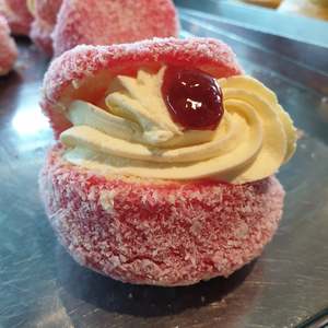 Cream Cakes: Creamed Lamington