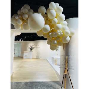 Grab And Go Balloon Garlands: Welcome signage and Grab and go inflated balloon garland