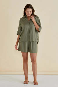 BETTY BASICS Sierra Short Olive Green