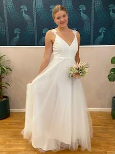 Nz Stocked Wedding Dresses: Elizabeth double V neck Wedding dress in ivory Express NZ wide