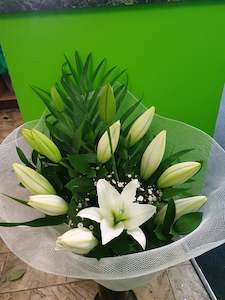 Sympathy Tributes: Luscious Lilies White