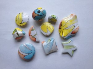 Products: 10 White beads flowery markings Beadzone