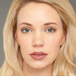Revlon Kiss Plumping - Nude Honey