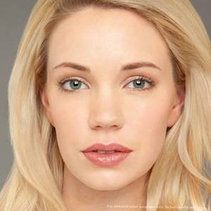 Revlon Kiss Plumping - Apricot Silk