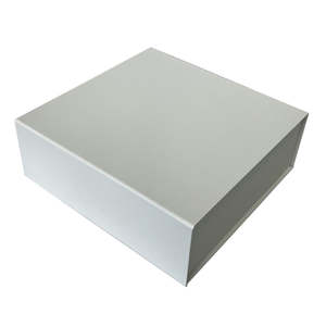 White Gift Box with Magnetic Close Medium - 15/Ctn
