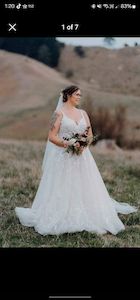 Pre Loved Wedding Dresses: Vanilla Bridal Lace & tulle Wedding dress
