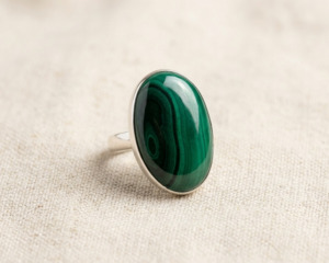 Sterling Silver Oval Cabochon-Cut Malachite Ring