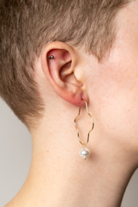 Earrings: Dali Squiggle Hoops - Pearl/Gold.