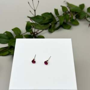 Iris Stud -5mm - Ruby