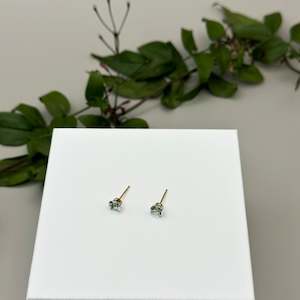 Eden Jewellery: Iris Stud 10ct Gold 5mm - Blue Topaz