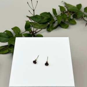 Eden Jewellery: Iris Stud 5mm - Garnet
