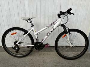 Road Bikes 1: GT Laguna Women’s MTB - M