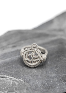 Jewellery: Ornate signet ring