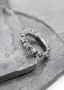 Jewellery: Mini band of skulls ring