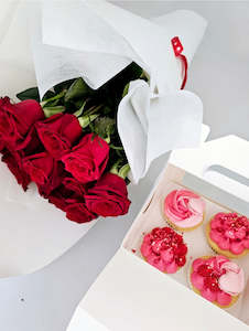 Frontpage: 1/2 Dozen Red Roses with Cupcakes