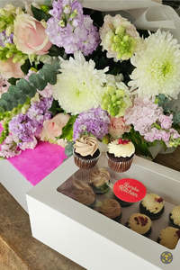 Frontpage: Bouquet with 12 Mini Cupcakes