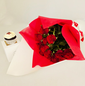 Frontpage: Dozen Red Roses with Cupcake