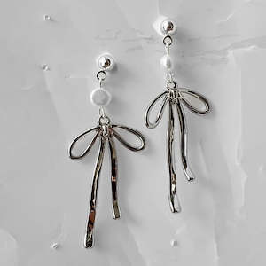 Bow & Pearl Earrings - Silver