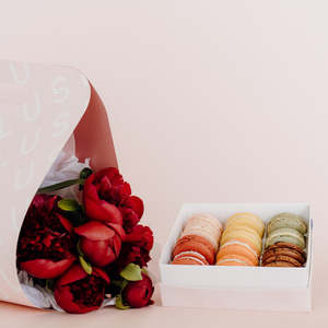 Romantic: Peony Carrier + J'aime Les Macarons