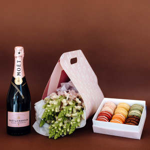Romantic: Seasonal Blooms Carrier + J'aime Les Macarons + Moët
