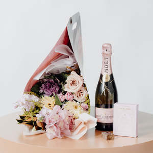 Romantic: Bouquet in Carrier + Loco Love Chocolate + Moët