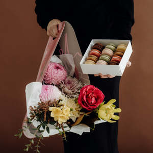 Large Bouquet Carrier + J'aime Les Classic Macarons