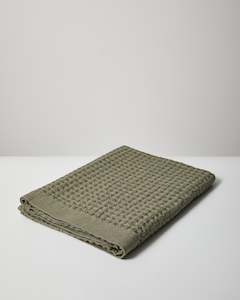 Beach And Outdoor: WAFFLE BATH TOWEL KHAKI