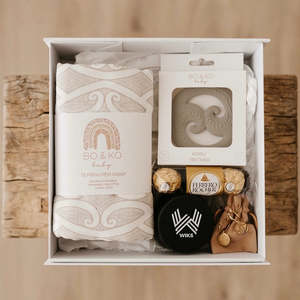 Bundles: Ātaahua Māmā & Pēpi Gift Box
