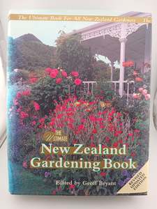 The Ultimate New Zealand Gardening Book by Geoff Bryant (Editor)