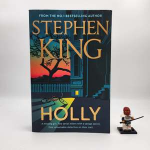 B Grade: Holly (Holly Gibney #3) - Stephen King