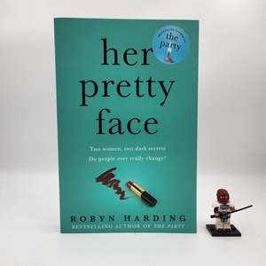 A Grade: Her Pretty Face - Robyn Harding