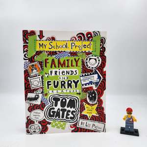 Family, Friends and Furry Creatures (Tom Gates #12) - Liz Pichon