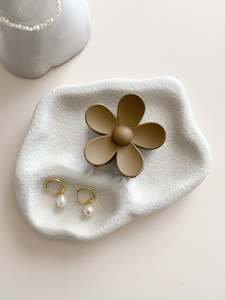 For Her: Large daisy -Tan