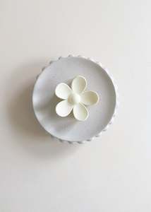 For Her: Large daisy -Chalk