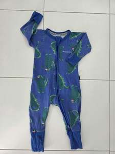 Used: EUC SIZE 3-6 MONTHS
