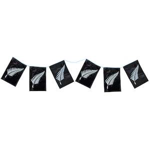 Kiwiana Te Reo Maori Party: Silver Fern Flag Bunting