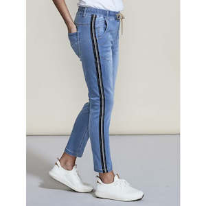 Boyfriend jean tape distressed