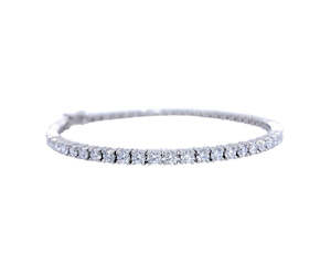 Claw set diamond tennis bracelet