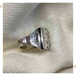 Jewellery: RISHA - Signet Ring
