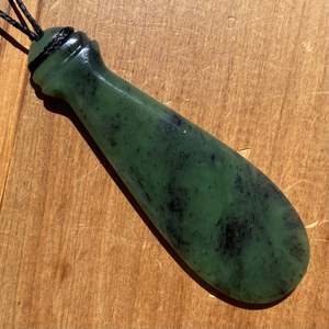 Pounamu Mere: Pounamu Mere Pendant - Kawakawa