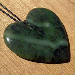 Pounamu Heart Pendants: Totoweka Greenstone Heart - Large