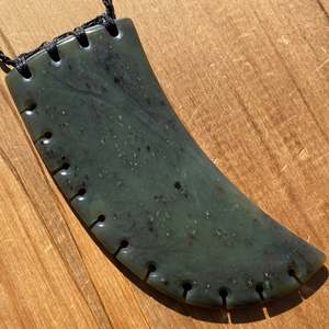 Kawakawa: Kawakawa Greenstone Pounamu Niho Pendant