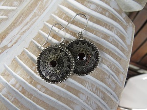 Products: Makira Round Sterling Silver Earring with Garnet - Exudy Art for Living