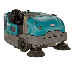 Ride On Battery Sweeper: TENNANT S30 RIDE ON SWEEPER
