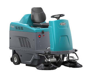 TENNANT S780 BATTERY RIDE ON SWEEPER