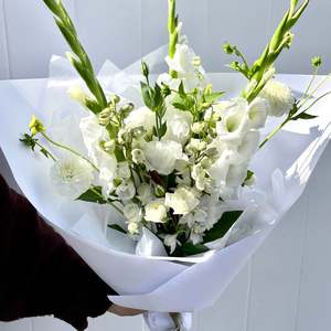 Fresh Flowers Online: Flowers with Whites and Greens
