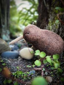 Kiwi Māmā & Her Egg - Felted Wool Bird