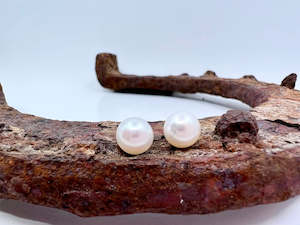Pearl Earrings: Freshwater Button Pearl Earrings | Small 7.5mm