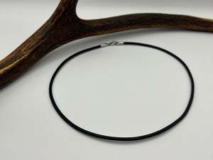 Chains: Round Leather Necklace with Parrot Clasp | Black