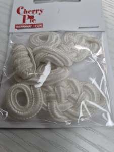 Chinese Knot Frog Closures